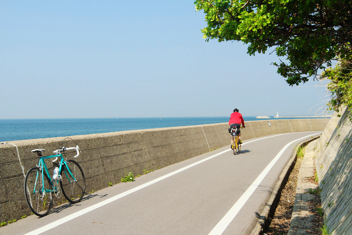 播磨サイクリングロードの道路脇に、ロードバイクが停められている写真。