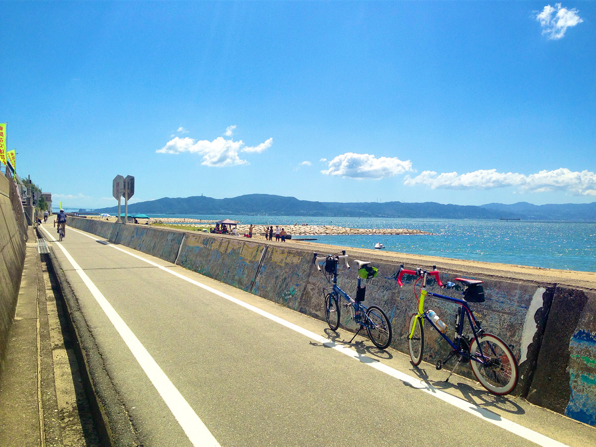 播磨サイクリングロードの道路脇に、2台のミニベロが停められている写真。