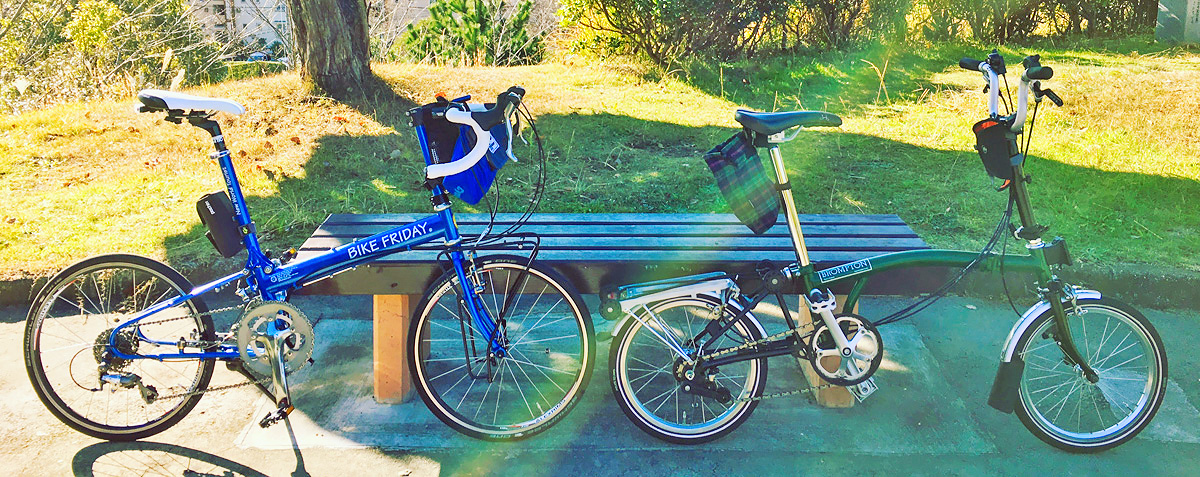 2台の折り畳みミニベロを並べた写真。どちらもミニベロであり、折り畳み自転車である。