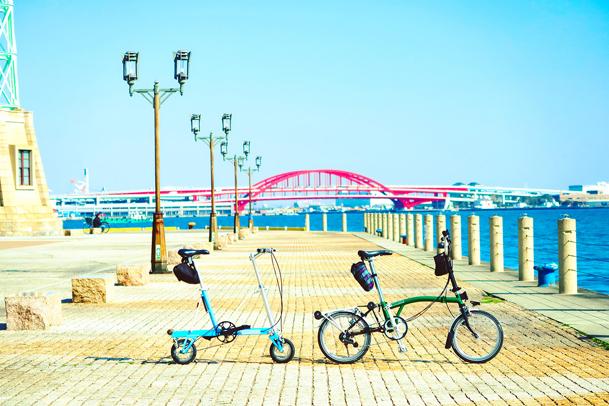 2台の折りたたみミニベロ「ブロンプトン＆キャリーミー」と」神戸港の風景