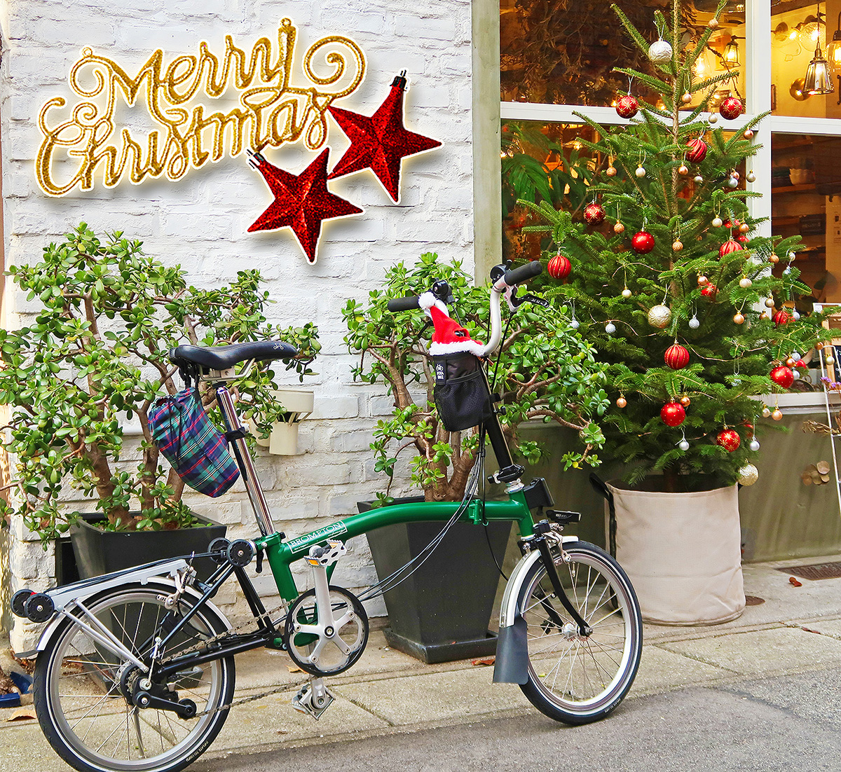 折りたたみ自転車ブロンプトンにクリスマスのサンタ帽を装着した様子