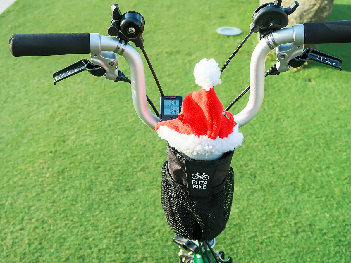 折りたたみ自転車ブロンプトンにクリスマスのサンタ帽を装着した様子