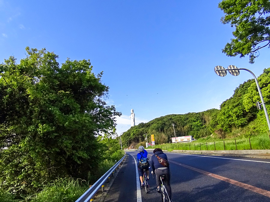 淡路島の巨大な仏像「世界平和大観音像」が見える風景