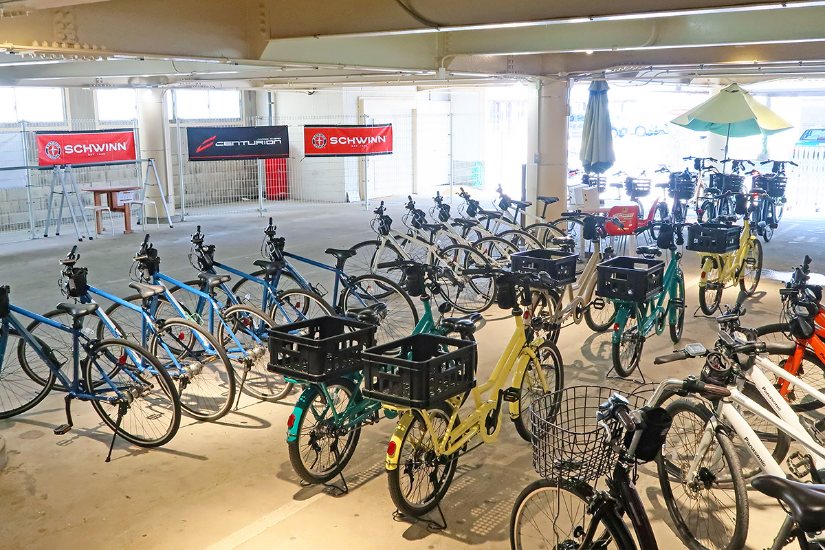 淡路島のレンタサイクル「トモチャリ」の店内、色々な種類の自転車が並べられた様子