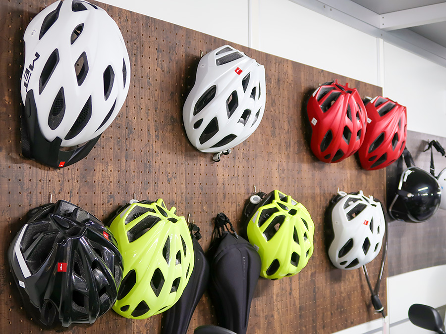 色々な種類のヘルメットが並べられた写真