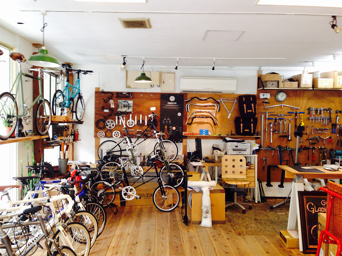 自転車屋さんの店内のイメージ写真