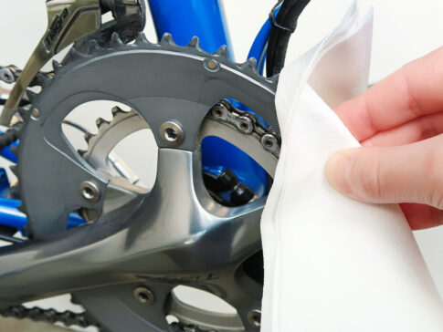自転車のお手入れに使い捨てウエスを使用する様子