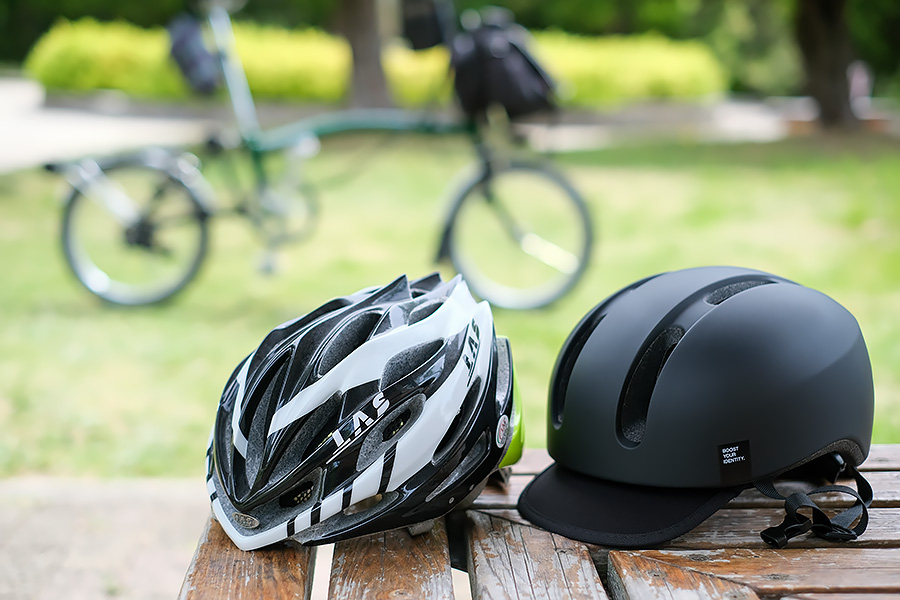折り畳み自転車ブロンプトンとヘルメットを並べて、カジュアルな自転車には、スポーティーなヘルメットが似合わないことを示した写真