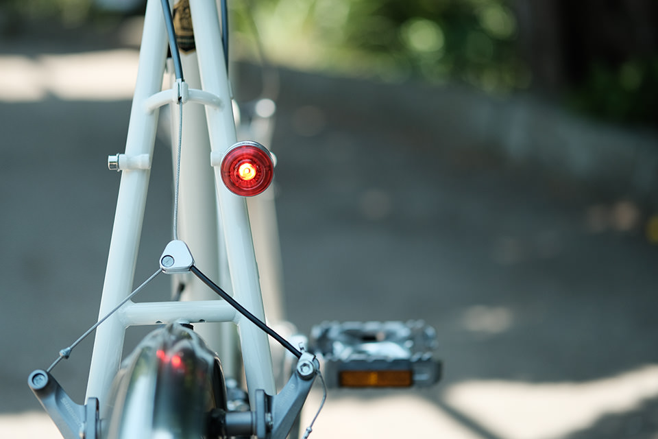 「KiLEY アイライト・リア用」がキャリア用のダボ穴に装着された自転車の写真