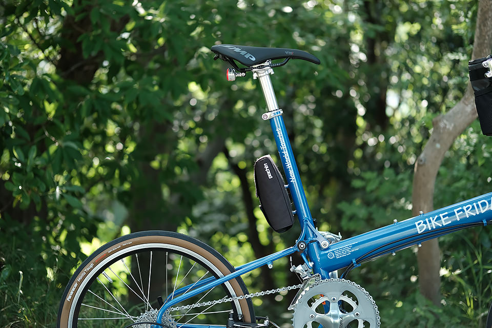 「KiLEY アイライト・リア用」が装着された自転車の写真