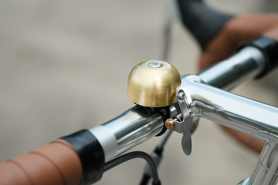 レトロなデザインの自転車用ベル「CraneBellのE-Neベル」の写真