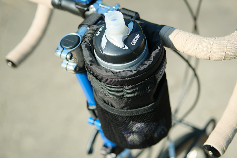 POTA BIKE（ポタバイク）のハンドルポーチに、塩分補給タブレットとサイクルボトルが収納されている写真