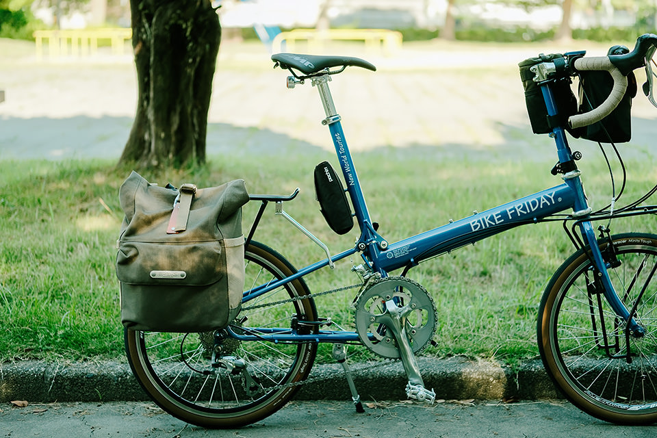 折り畳みミニベロロード：バイクフライデー・ニューワールドツーリストに、あさひのリアキャリアが装着され、サイドバッグが装着されている写真