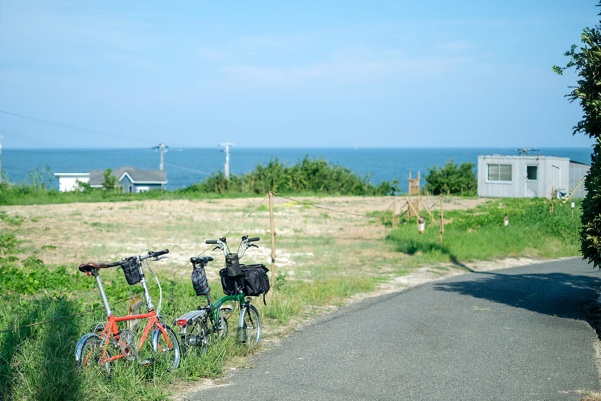 淡路島の海辺から少し丘のほうに入った道から、海の方を眺めた風景。