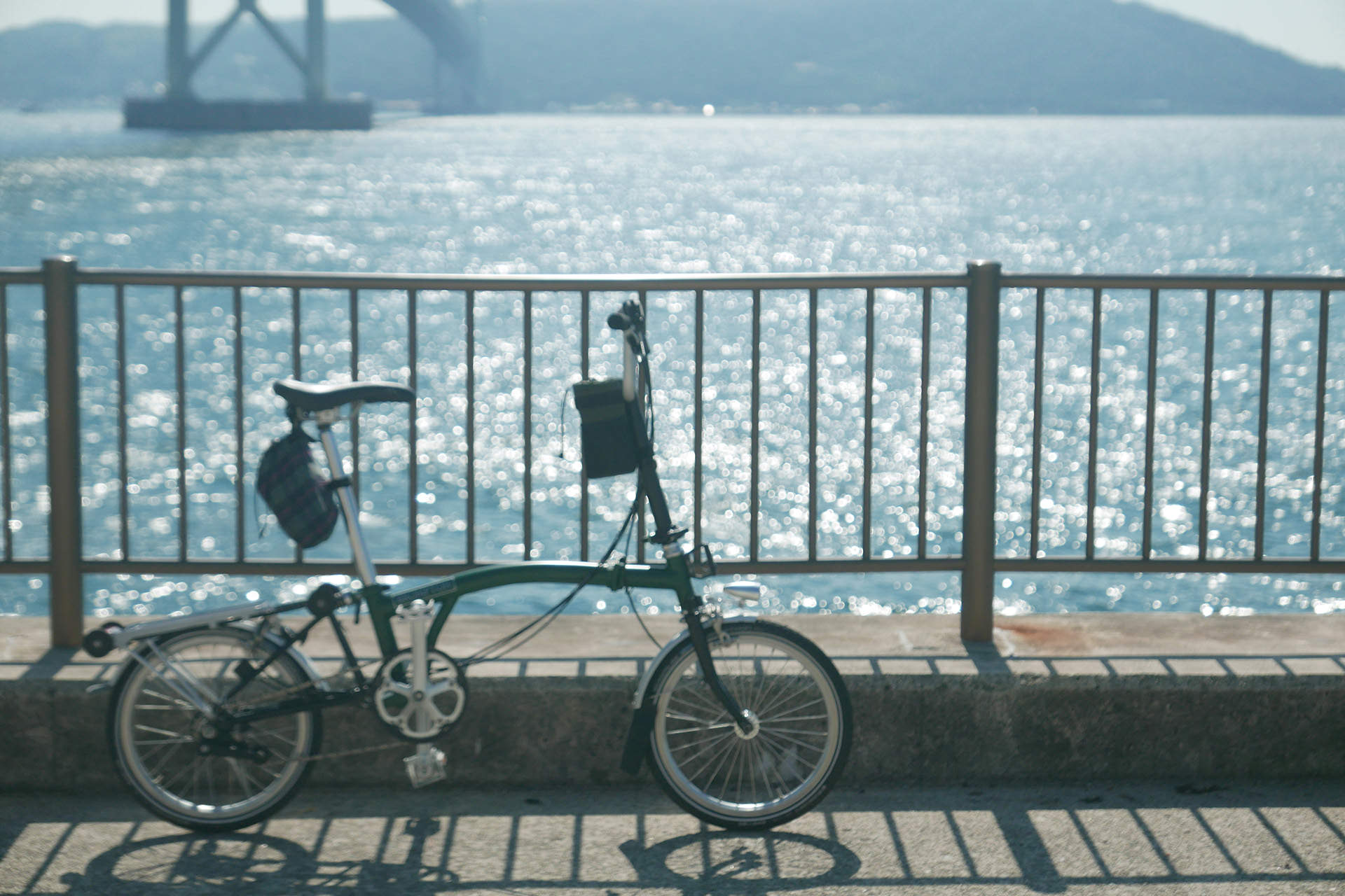 神戸市垂水区の舞子公園内、明石海峡大橋のすぐ横で、BROMPTONを置いて撮影した写真。