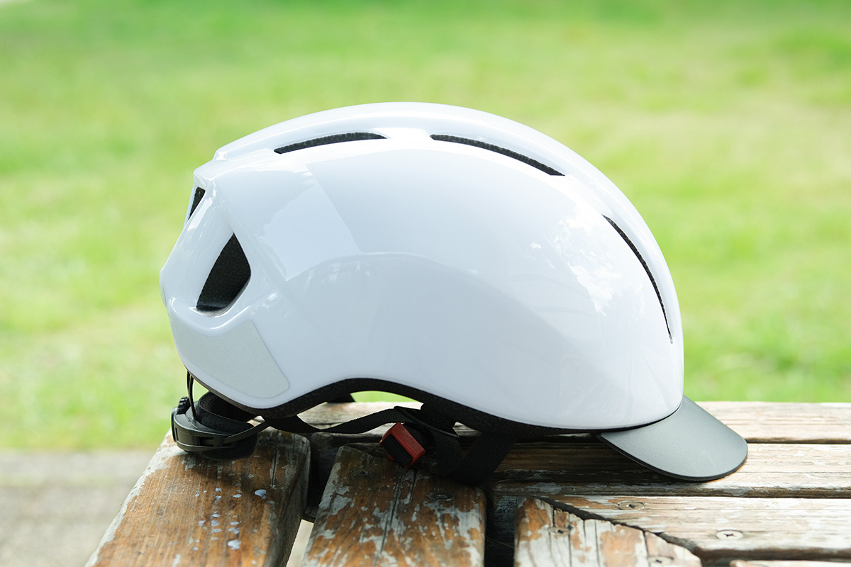 普段着に合うシンプルな見た目の自転車用ヘルメット「OGKカブトのSB-03」の写真