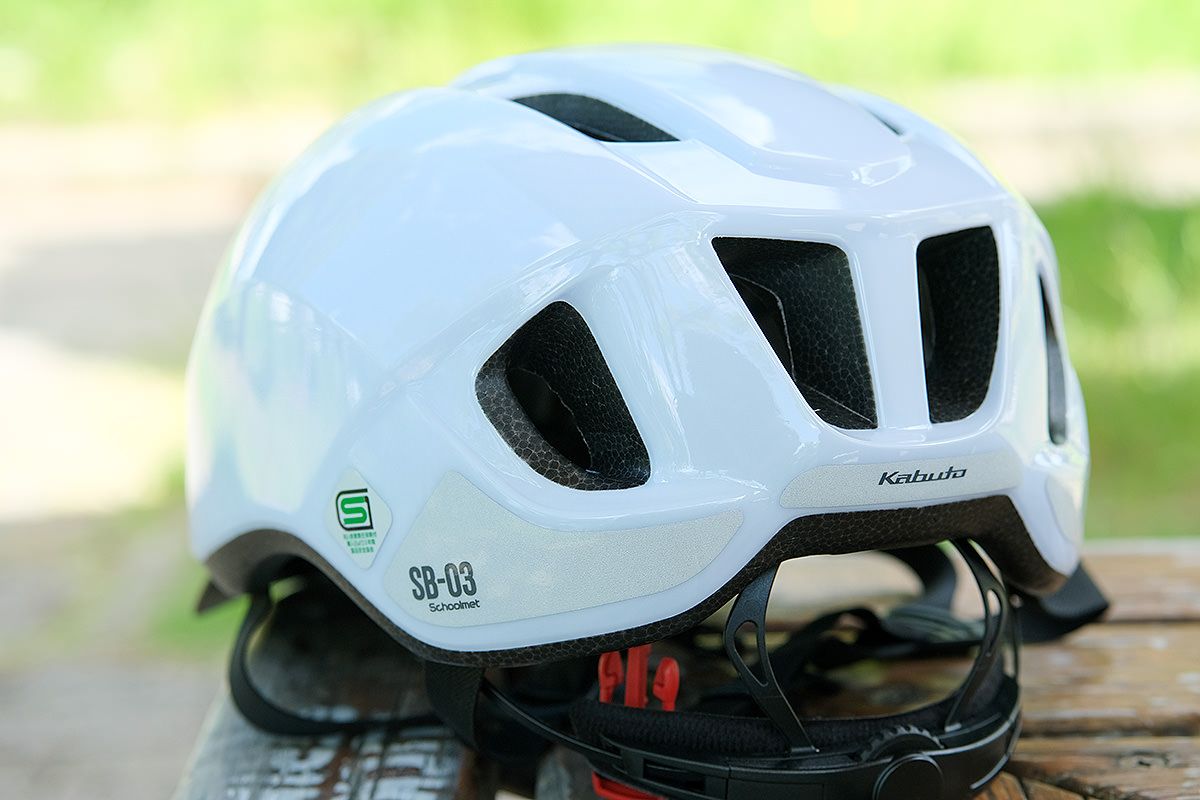 自転車用ヘルメット「SB-03」の後部の写真