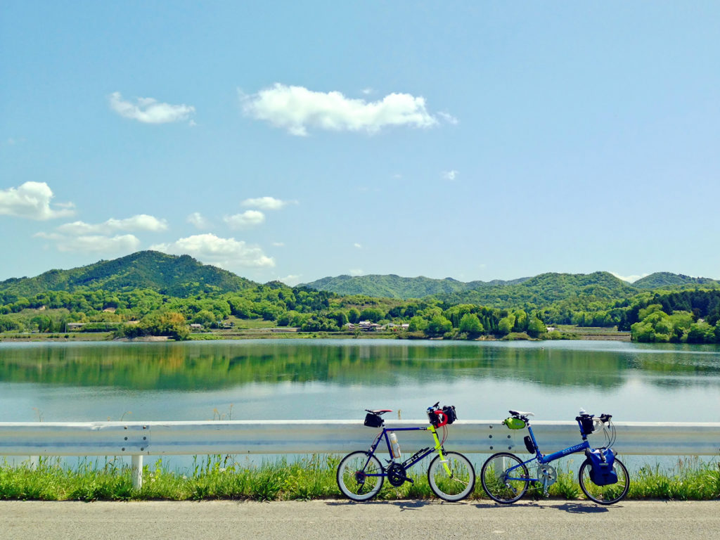 千丈寺湖が見える風景に、2台のミニベロを並べた様子