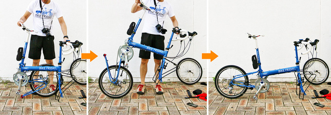 バイクフライデーの折りたたみ小径車「ニューワールドツーリスト」が途中まで組み立てられた状態から持ち上げられて、リアホイールが付いているリアステーセクションが回転して元の位置へと戻ってゆく連続写真。