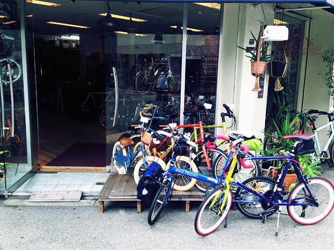 大阪の南堀江にある自転車屋さん「ヴェロライフ・アンプ」の店舗入り口の写真。商品の自転車が何台か並べられていて、その前に筆者の自転車「バイクフライデーのニューワールドツーリスト」と、友人の自転車「コメットR」が停められている。