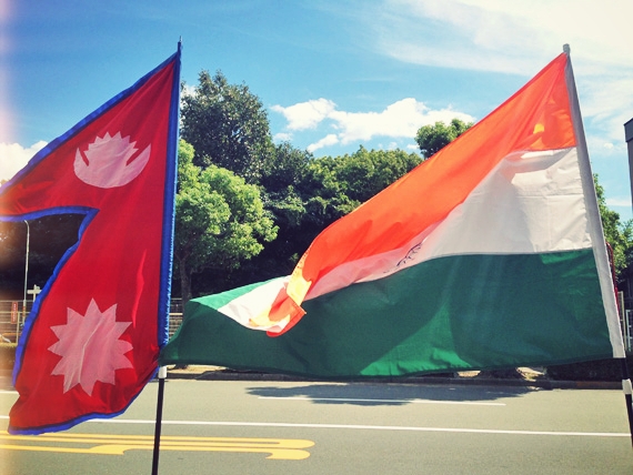 JR朝霧駅付近にあるインド・ネパール料理店「ダウラギリ」の店舗前の道路脇に立てられたインド国旗とネパール国旗が風に揺れている写真。