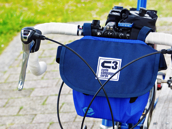 フロントバッグ「シースリーショルダーS」がミニベロロード・折りたたみ自転車に装着されている写真。