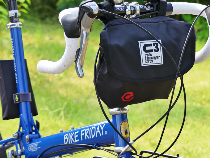 フロントバッグ「シースリーショルダーS」がミニベロロード・折りたたみ自転車に装着されている写真。
