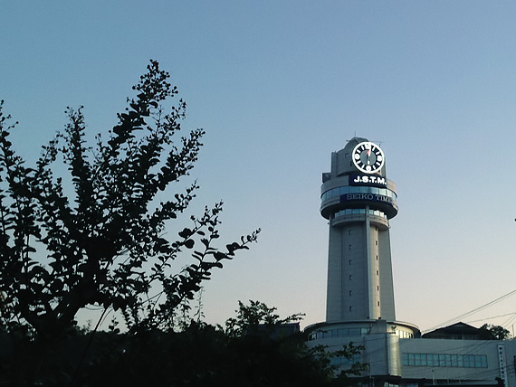 薄暗い早朝の「明石市立天文科学館」の時計台の写真。午前6時を示している。