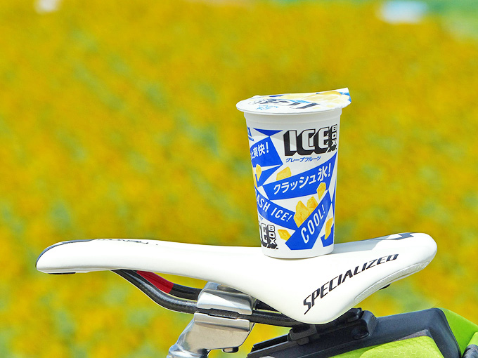 自転車の白いサドルの上に、カップに入った氷菓「アイスボックス」が置かれている。