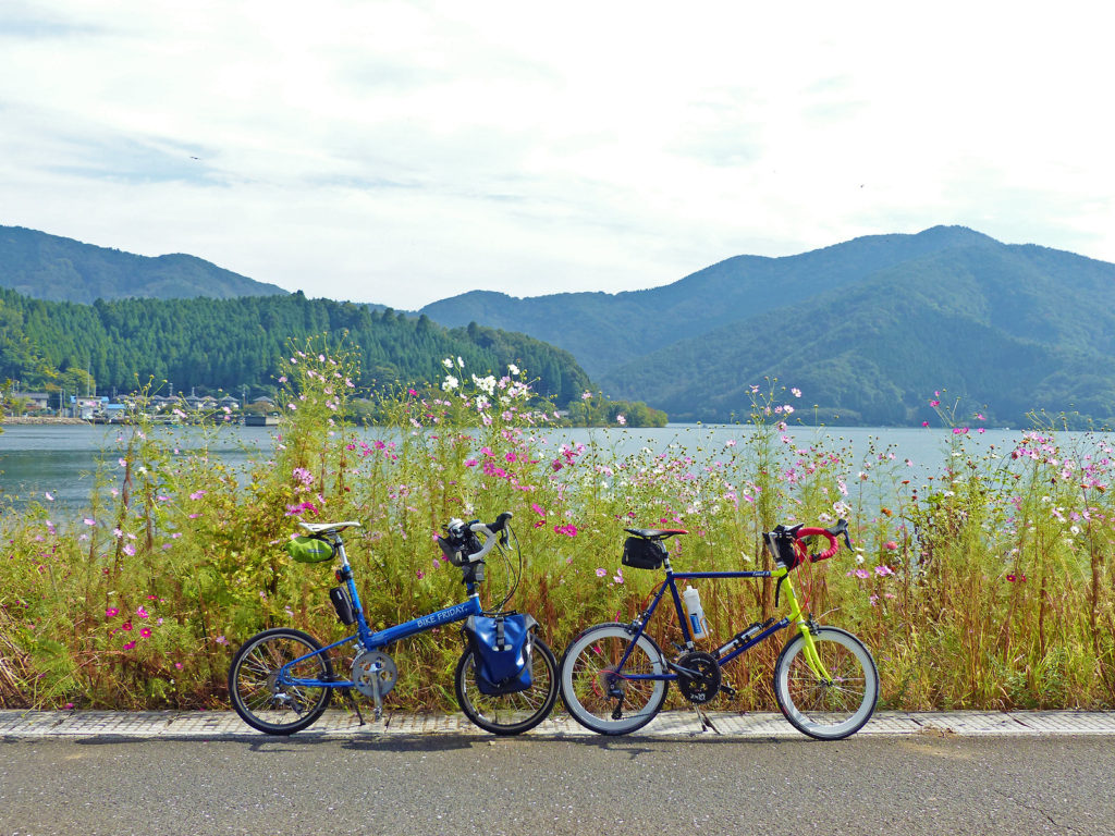 奥びわ湖・海津大崎の風景に、2台のミニベロを並べた写真