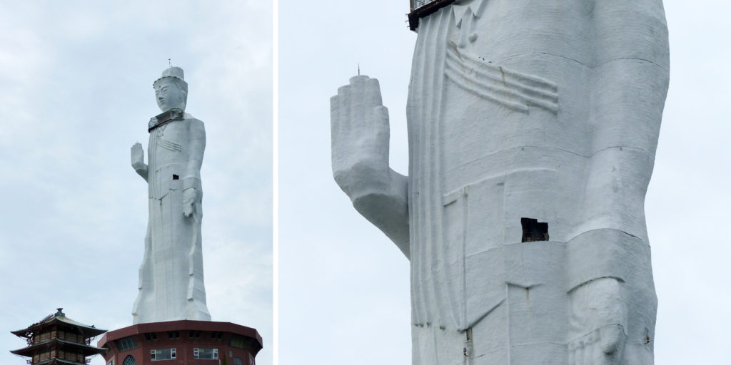 淡路島にある巨大な仏像「世界平和大観音像」の拡大写真。仏像の腰のあたりの外壁が剥がれ落ちて穴が開いている。仏像の外壁を良く見ると、全体的に老朽化していてヒビが入っているのがわかる。