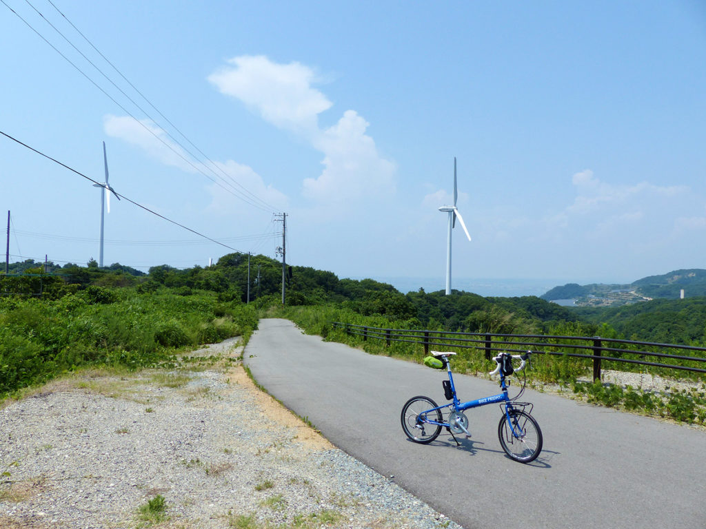 淡路島の山上の風景。発電風車が見える。