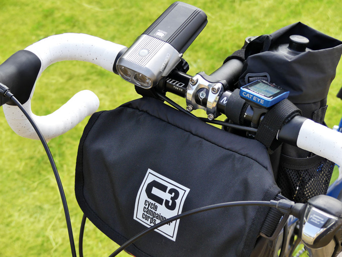 フロントバッグ「シースリーショルダーS」が自転車のハンドルに装着されている写真。バッグがハンドルより上に飛び出していないので、自転車用ライトやサイクルコンピューターなどのアクセサリーの装着・使用に影響がないことがわかる。