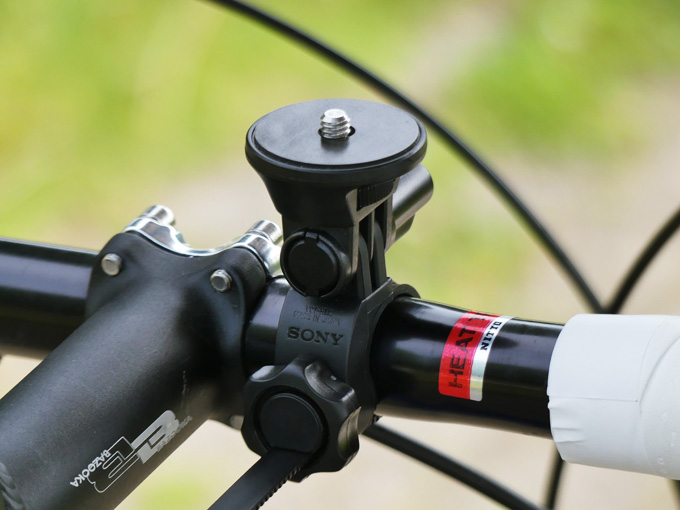 自転車のハンドルにカメラを固定するマウントの写真