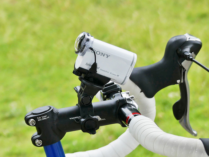 自転車のハンドルにカメラを固定するマウントを使ってアクションカムが取り付けられている写真