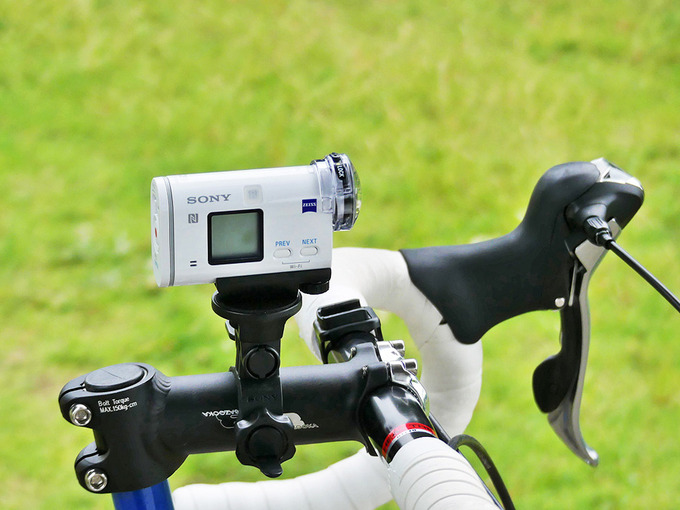 自転車のハンドルにカメラを固定するマウントを使ってアクションカムが取り付けられている写真
